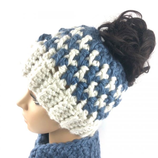 kaydence houndstooth messy bun hat with elastic on a dark haired mannequin head